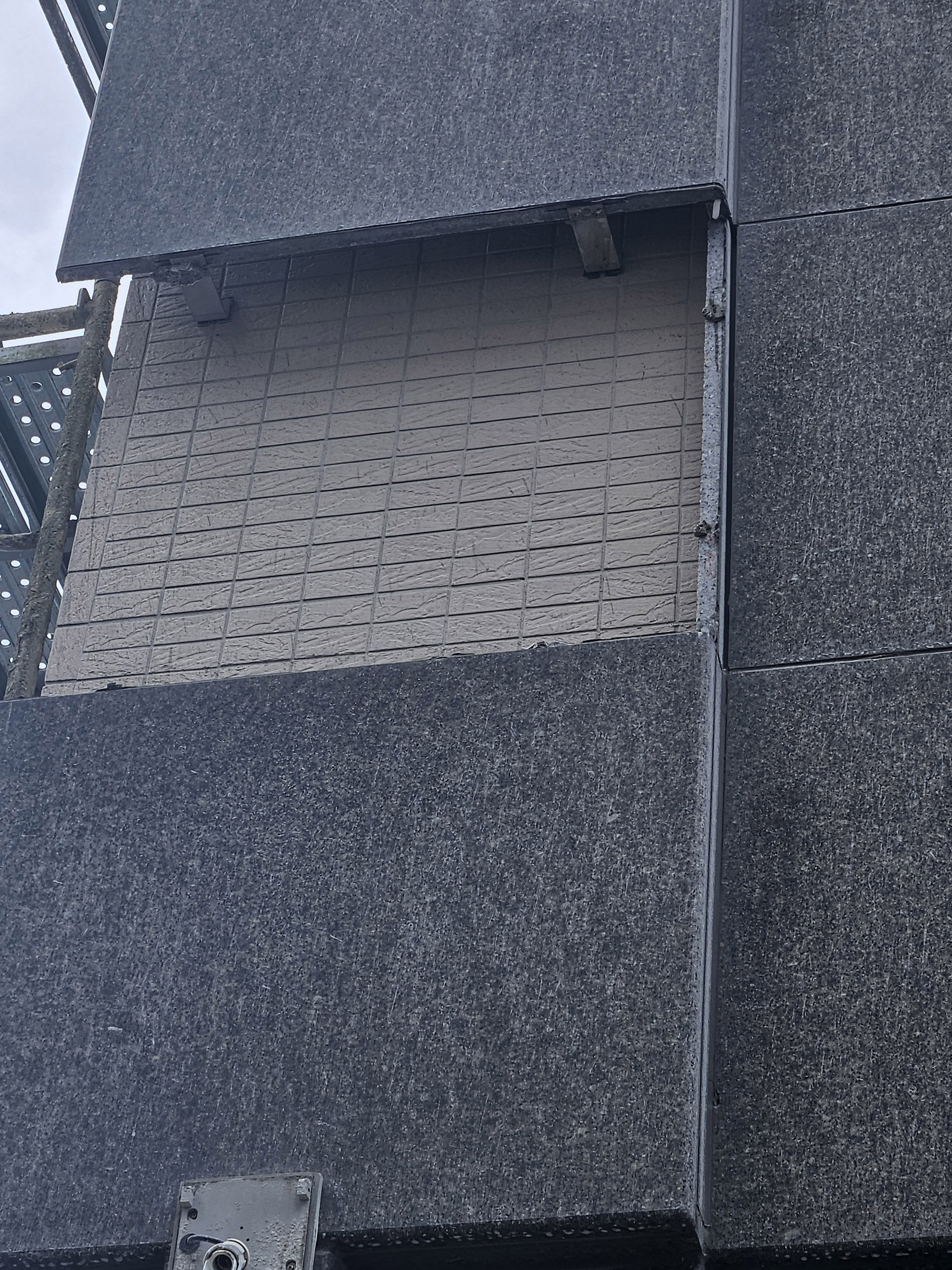 parement rapporté de l'hotel avec des plaques agraphées. Certaine n'ont pas résisté aux déplacements. 